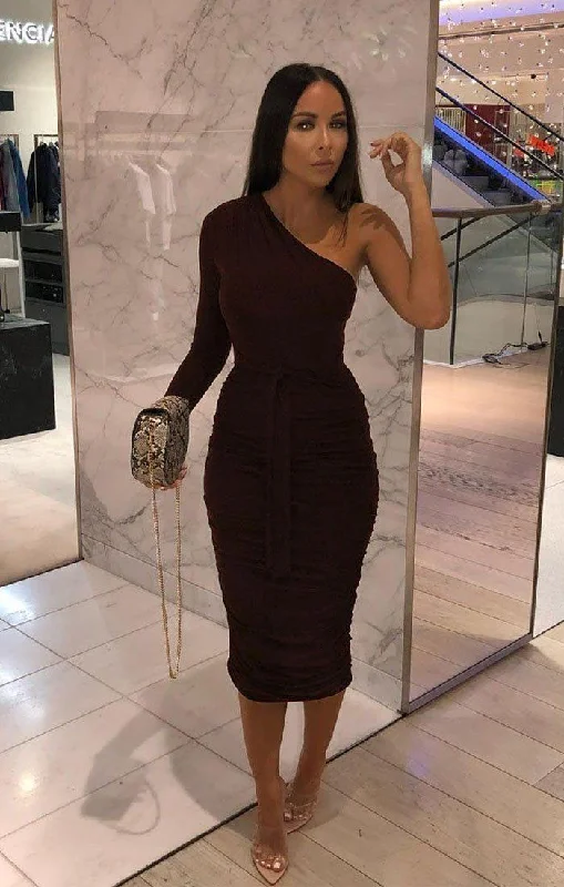 Midi dresses with ruffled sleeves for a more feminine and voluminous lookBrown One Shoulder Ruched Slinky Midi Dress - Savannah Midi dresses with ruffled sleeves for a more feminine and voluminous lookBrown One Shoulder Ruched Slinky Midi Dress - Savannah
