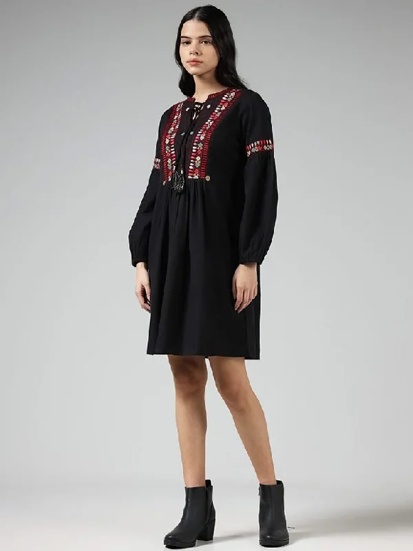 Women's pants with reflective strips Acid - wash women jeans with a retro finish Bombay Paisley Black Embroidered Cotton Dress Women's pants with reflective strips Acid - wash women jeans with a retro finish Bombay Paisley Black Embroidered Cotton Dress
