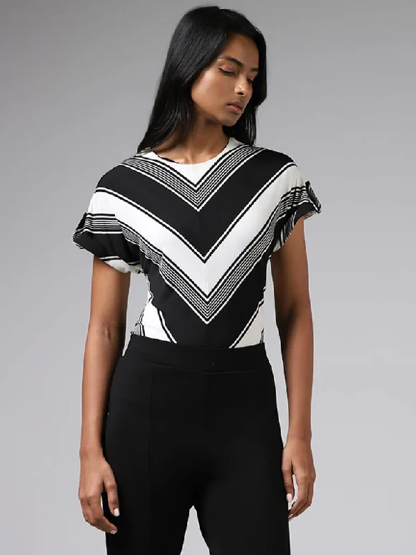 Women's sleeveless romper pants Colored women jeans in vibrant hues like red and yellow Wardrobe White & Black Chevron Striped Top