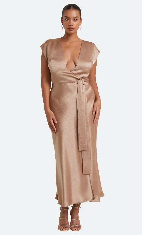 Maxi dresses with thin spaghetti straps for a delicate and feminine feelTHE DREAMER WRAP DRESS - GOLDEN Maxi dresses with thin spaghetti straps for a delicate and feminine feelTHE DREAMER WRAP DRESS - GOLDEN
